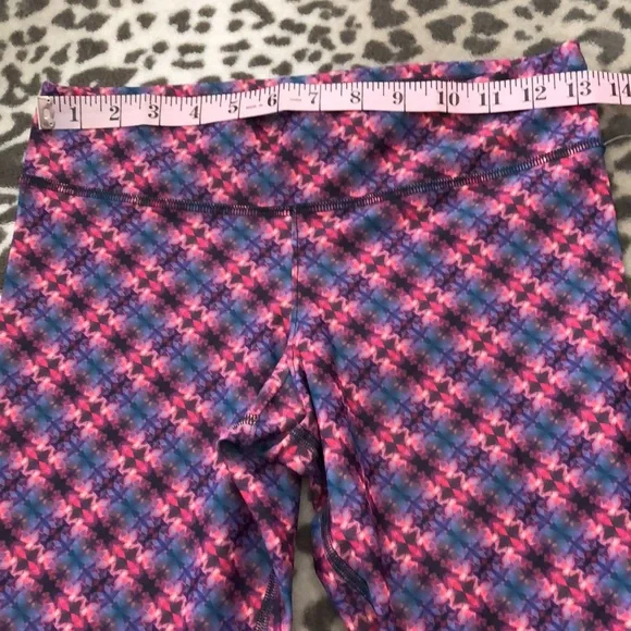 NUX Rio Capri Leggings in Kaleidoscope Painted Plum Size Small - Picture 9 of 14